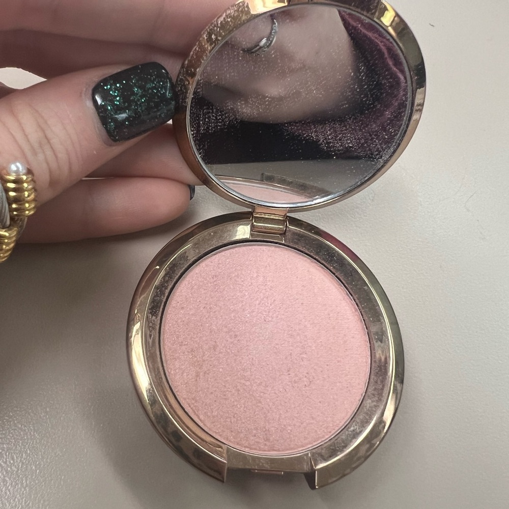 Becca light chaser highlighter